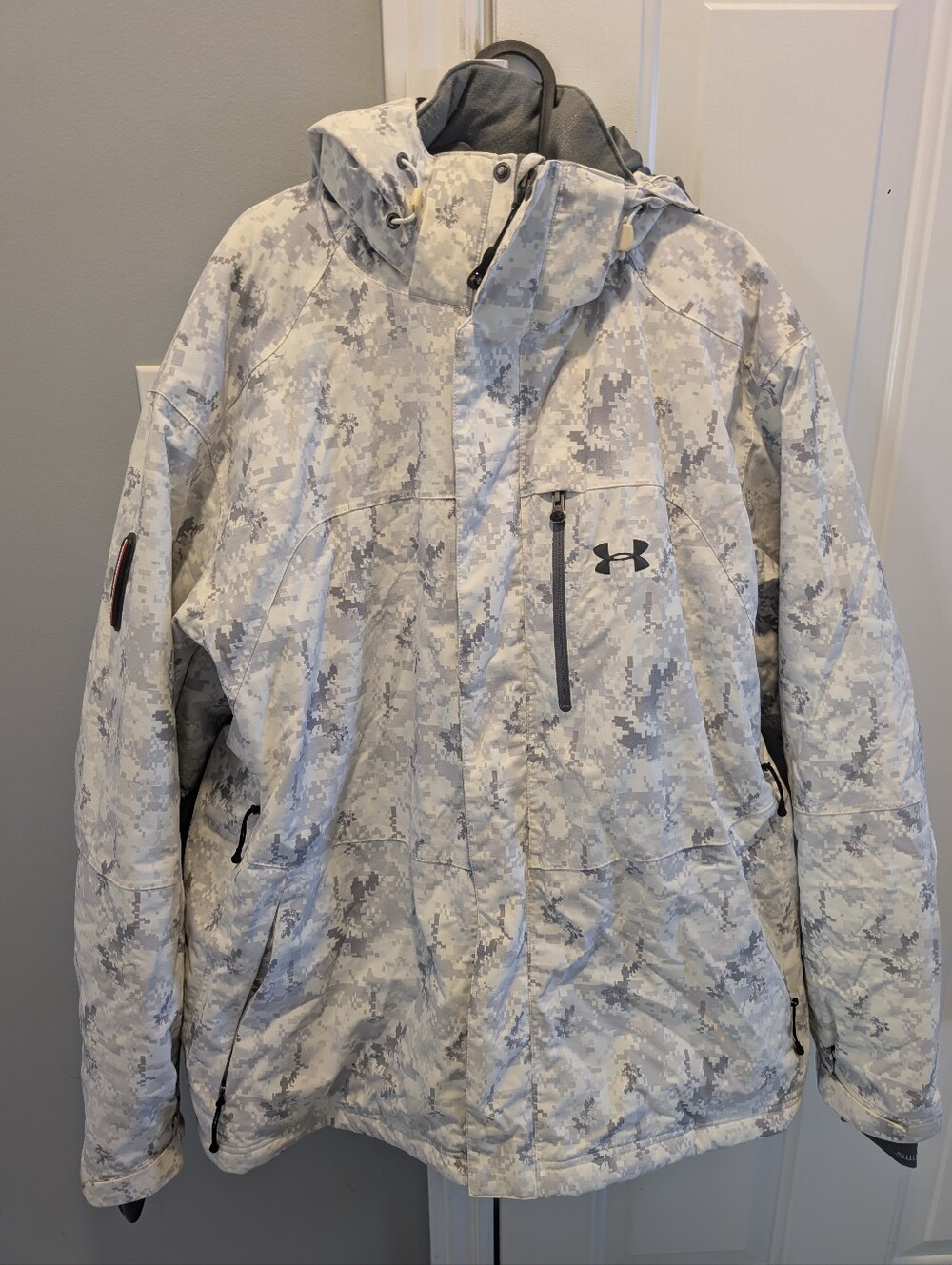 Under Armour Men’s White & Gray Digital Camo Hooded Huntiing /Ski Jacket